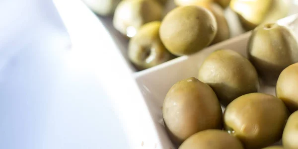 Green Olives Appetizer Plate Closeup White Plate — Stock Photo, Image