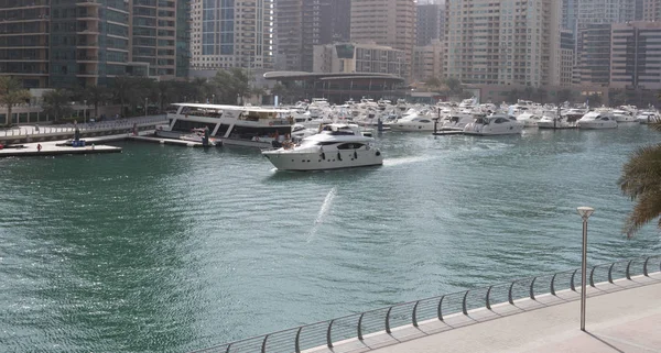 Dubai Marina Panorámás Kilátás Nyílik Csatorna Jachtok Modern Üveg Tornyok — Stock Fotó