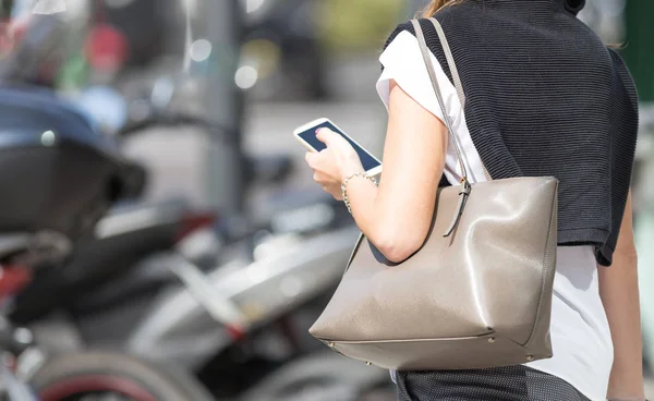 Elegante Dame Mit Smartphone Freien Auf Der Straße Stadt Und — Stockfoto