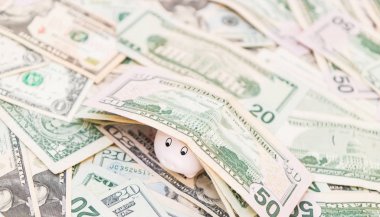 Kumbara Amerikan doları, tam kare para tasarruf yığını altında