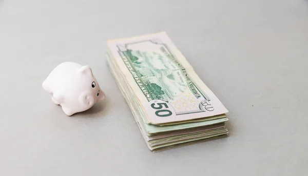 貯金と米ドルを持つテーブルのグレーの面 — ストック写真