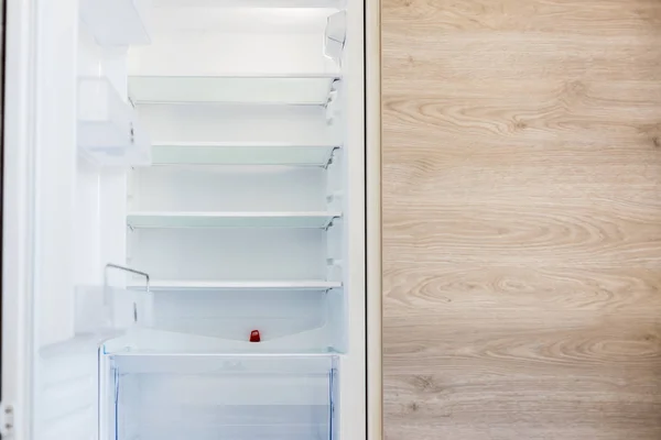 Leerer Neuer Kühlschrank Foto Von Vorne Mit Der Hölzernen Küche — Stockfoto