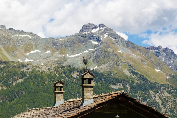 Pemandangan Alpen Italia Rumah Batu Bata Dan Pegunungan — Stok Foto
