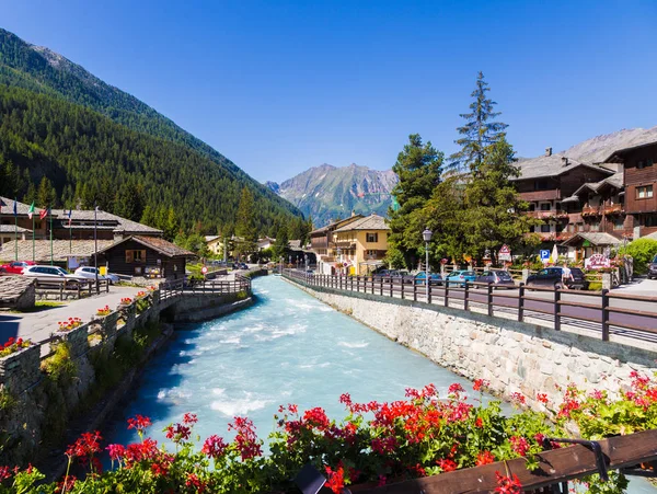 Pemandangan Alpen Italia Sungai Pegunungan Kota Kecil Dengan Turis Rumah — Stok Foto