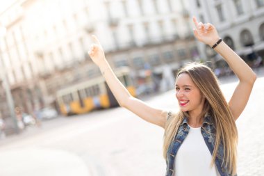 Güzel genç kız turistik şehir Milano, İtalya ziyaret