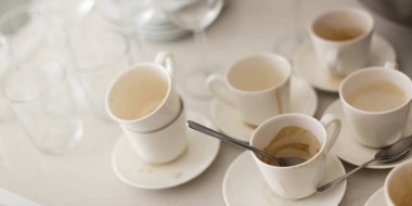 Boş kahve bardağı öğle yemeğinden sonra bir masada