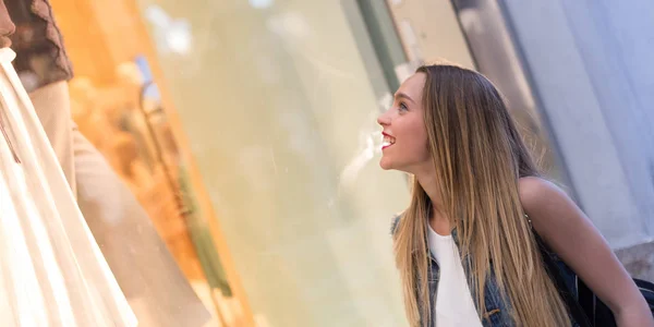 Menina Bonita Assistindo Vitrine Loja Moda Shopping — Fotografia de Stock