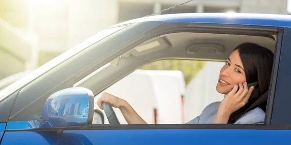 Gelukkige Vrouw Haar Auto Rijden Praten Mobiele Telefoon — Stockfoto