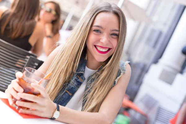 Menina Feliz Mesa Café Com Coquetel Olhando Para Câmera — Fotografia de Stock