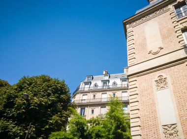Paris Caddesi ağaçlar ve binalar 