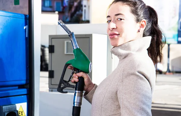 Jovem Feliz Posto Gasolina — Fotografia de Stock