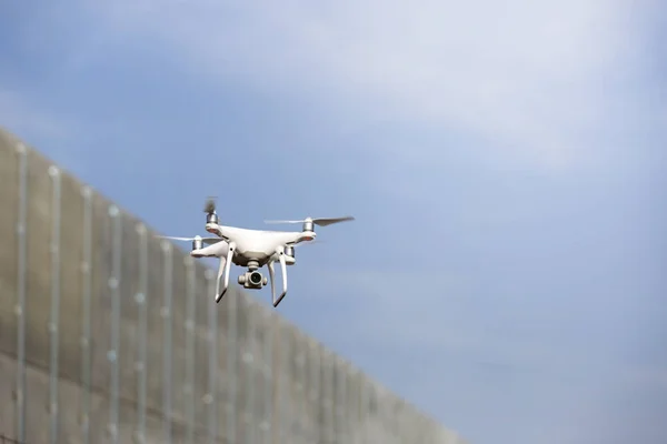 Drone Moderno Voando Livre Edifício — Fotografia de Stock