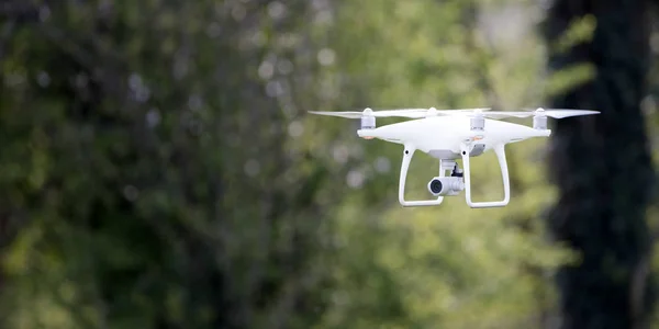 Moderne Drone Vliegen Buiten Bij Bomen — Stockfoto