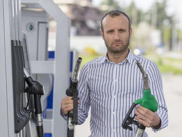 Nešťastný Muž Který Stojí Čerpací Stanici — Stock fotografie