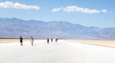 turist insanlar Ölüm Vadisi, dağlar ve tepeler ile ünlü milli park 