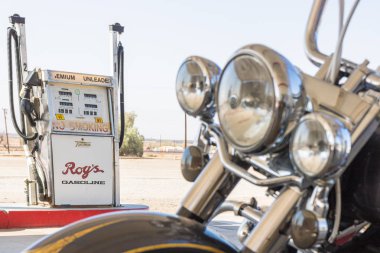 Bir benzin istasyonunda Kaliforniya çöl Amerikan motosiklet