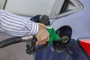 Adamın araba benzin istasyonunda yakıt ikmali resim kırpılmış