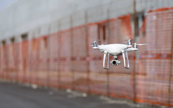 Drone Moderno Voando Livre Parede Fábrica — Fotografia de Stock