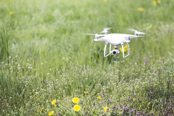 Modern Drone Repülő Szabadtéri Fölött Zöld — Stock Fotó