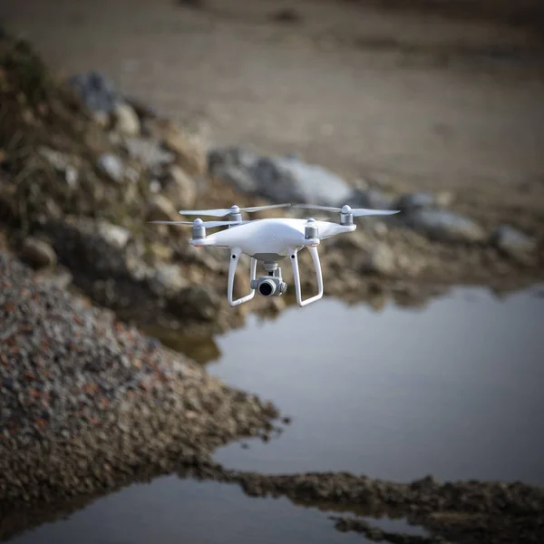 Drone Moderno Voando Livre Poça Com Chão Pedras — Fotografia de Stock