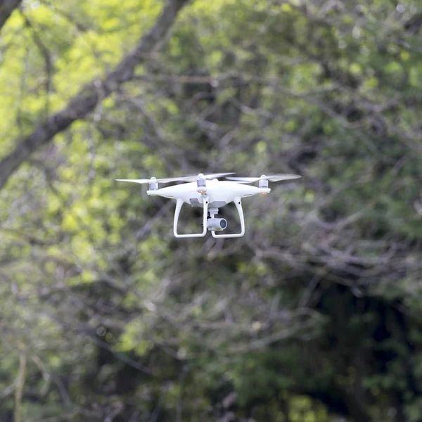 Moderne Drone Vliegen Buiten Het Bos — Stockfoto