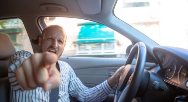 kameraya bakarak ve parmak işaret, arabayı agresif memnun adam 