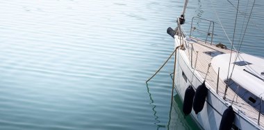 modern, zarif ve Lüks Yelkenli tekne kırpılmış görüntü