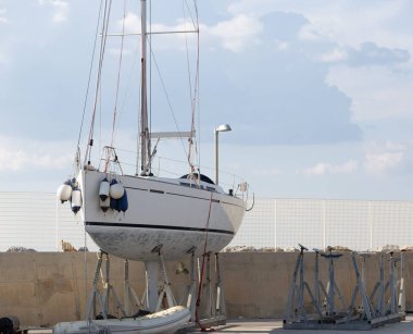 Güneşli bir gün rıhtımda üzerinde beyaz modern yat