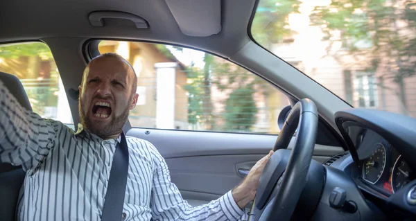 Schreeuwen Ontevreden Man Auto Rijden Kijken Naar Camera — Stockfoto