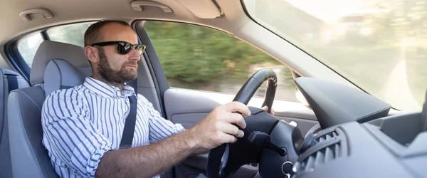 Homem Caucasiano Óculos Sol Carro Condução — Fotografia de Stock