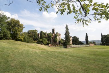 Perili şato ve yeşil çimenlerin üzerinde tepe çayır 