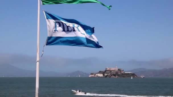 Video Speed Boat Waving Flag Pole Alcatraz Wrapped Background San — Stock Video