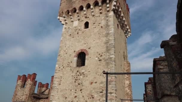 Відео Сірміоне Гарда Башти Замку Цегли Розмахуючи Італійський Прапор — стокове відео