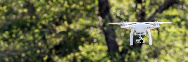 Quadcopter drone uçuş, teknoloji kavramları, quadrotor helikopter veya quadrotor
