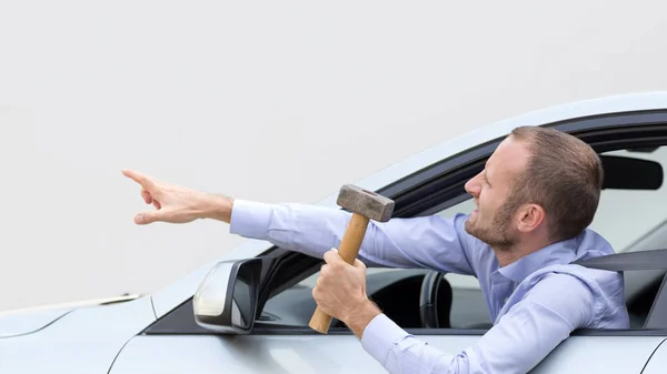 Motorista Agressivo Violento Carro Com Ferramenta Martelo — Fotografia de Stock