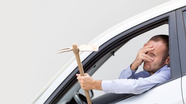 Agresif ve saldırgan sürücü bir çapa ile silahlı. Kopya alanı gri arka plan üzerinde.