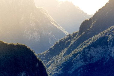 Güneşli yaz gününde güzel görkemli Dağları