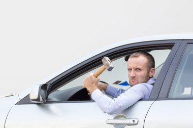 Çekiç ile silahlı saldırgan ve şiddet içeren sürücü