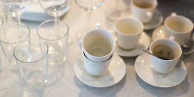 Boş kahve bardağı öğle yemeğinden sonra bir masada