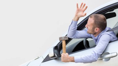 Bir çekiç ile silahlı saldırgan ve şiddet içeren sürücü