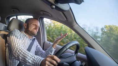 Agresif ve çılgın sürücü arabasında