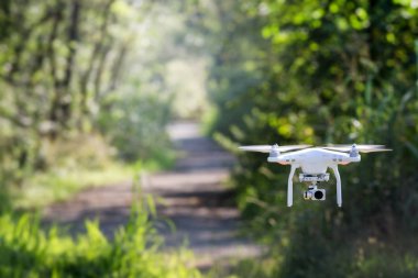 Quadcopter uçak uçan, teknoloji ve güvenlik kavramı