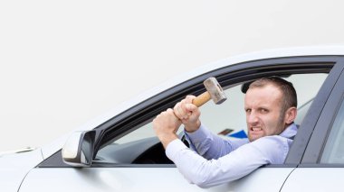 Bir çekiç ile silahlı saldırgan ve şiddet içeren sürücü