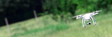Quadcopter uçak uçan, teknoloji ve güvenlik kavramı