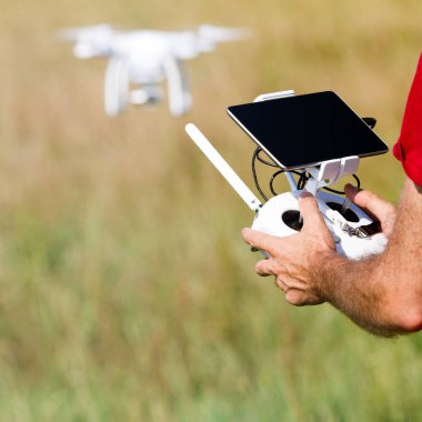 Quadcopter uçak uçan, teknoloji ve güvenlik kavramı