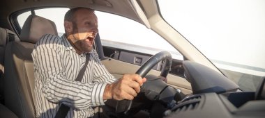 Agresif ve çılgın sürücü arabasında görünümünü kapat