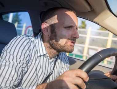 Concentrated ve dalgın sürücü arabasında görünümünü kapat