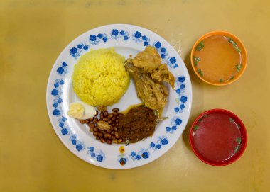 Tipik Hint yemek yemek masada