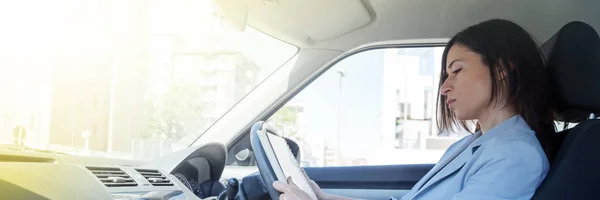 Mulher Sentada Carro Olhando Para Tablet Tráfego Conceitos Relacionamento Carro — Fotografia de Stock