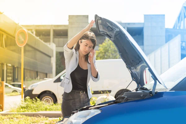 Jovem Mulher Falando Smartphone Enquanto Está Perto Carro Quebrado — Fotografia de Stock